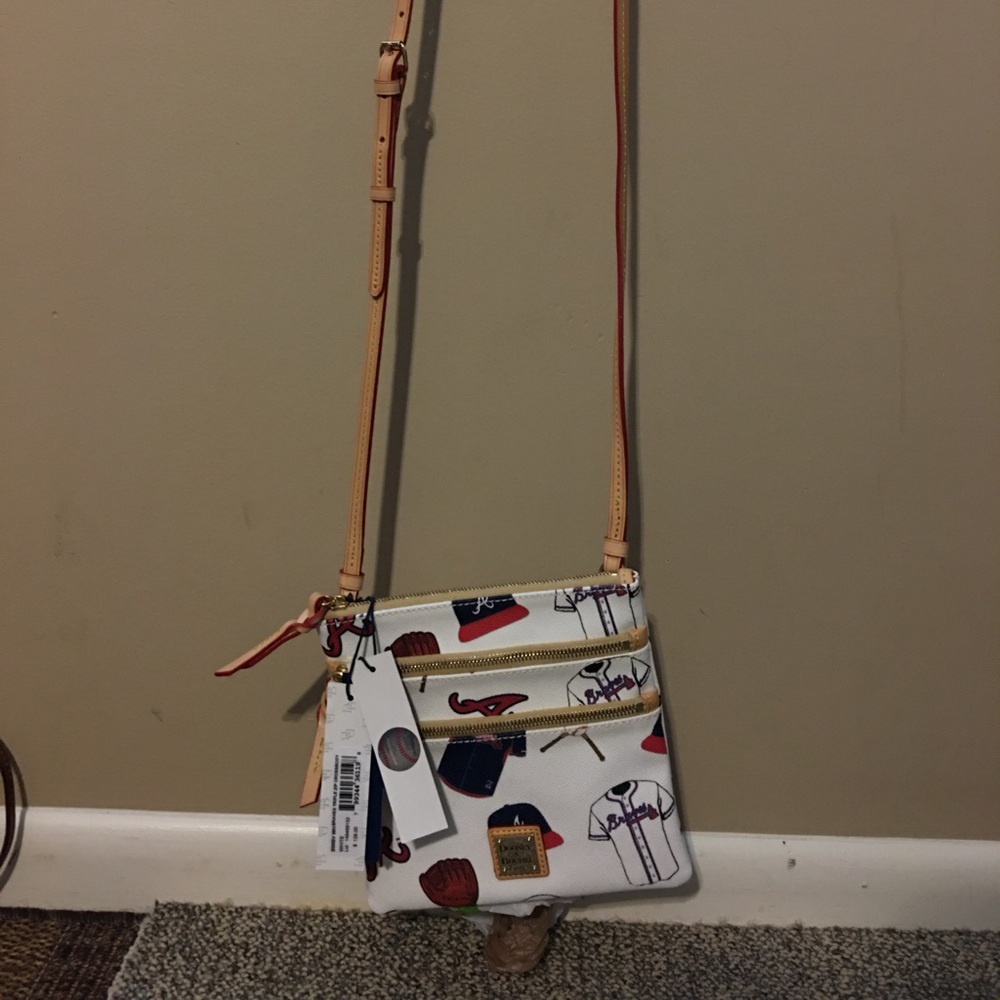 ‘Atlanta Braves’ adjustable cross body bag.